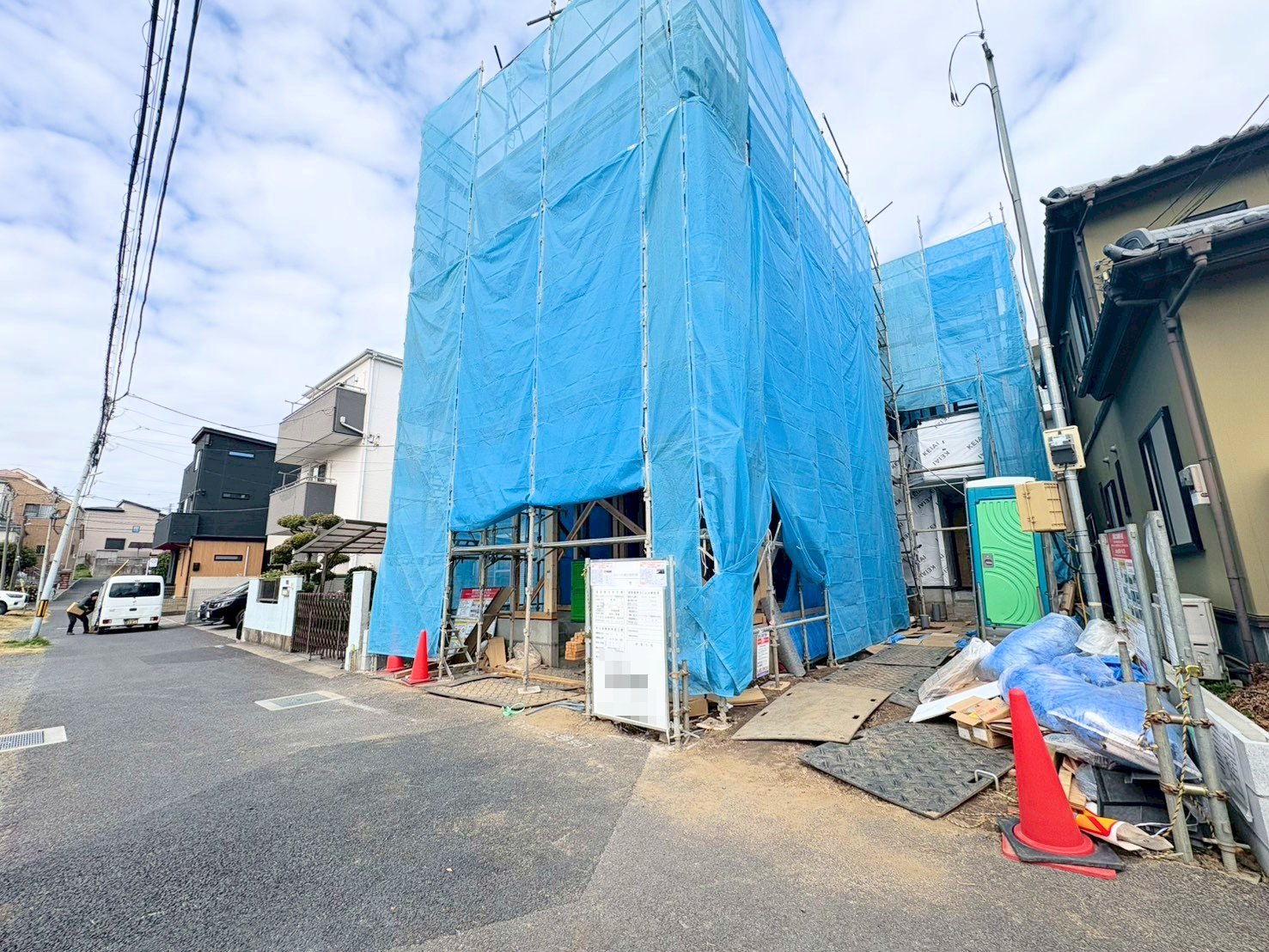 道路に面した手前が当物件。２階にLDKを設けた３階建て４ＬＤＫ＋ＷＩＣの間取りです。(令和8年3月 撮影)