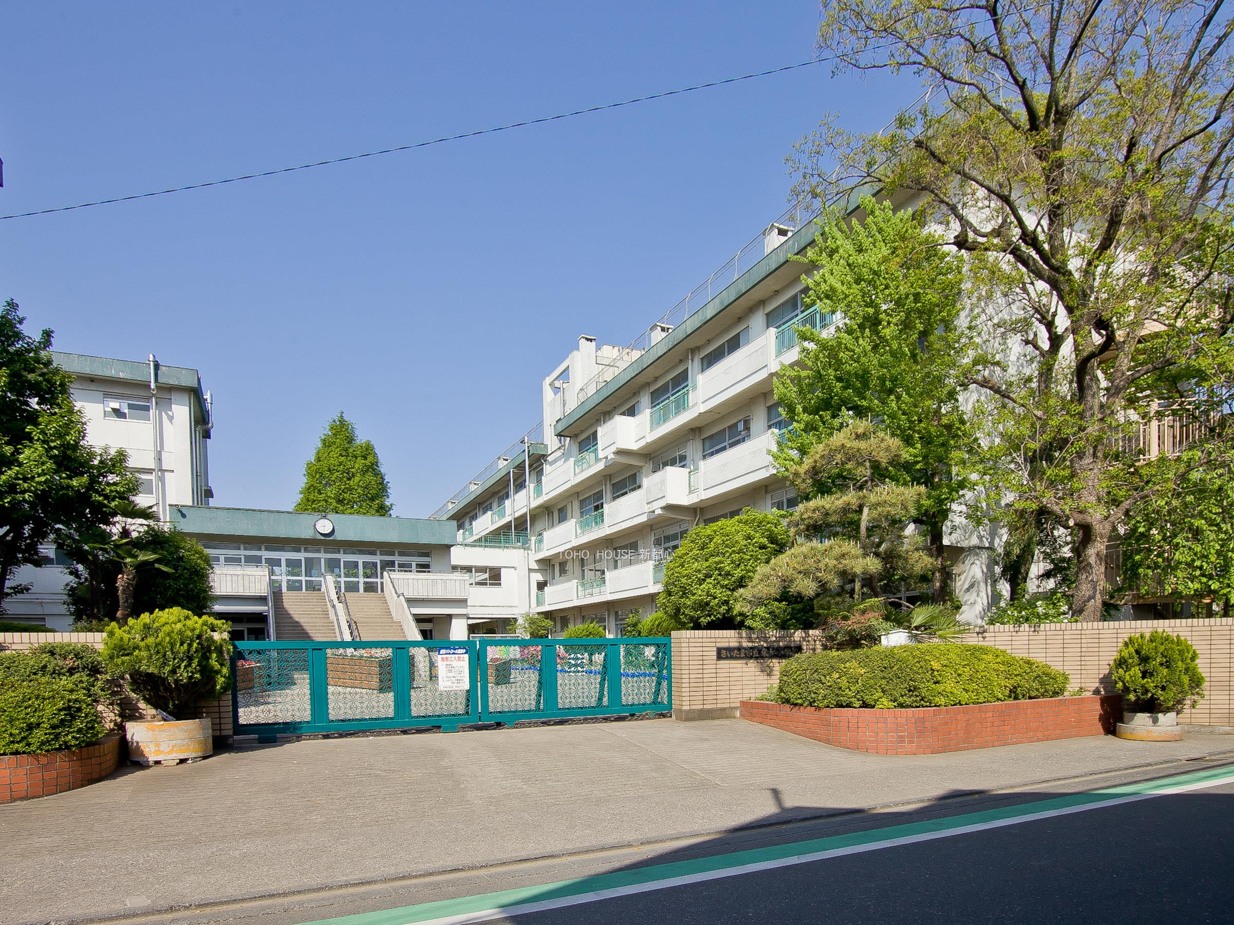 栄和小学校まで約700m