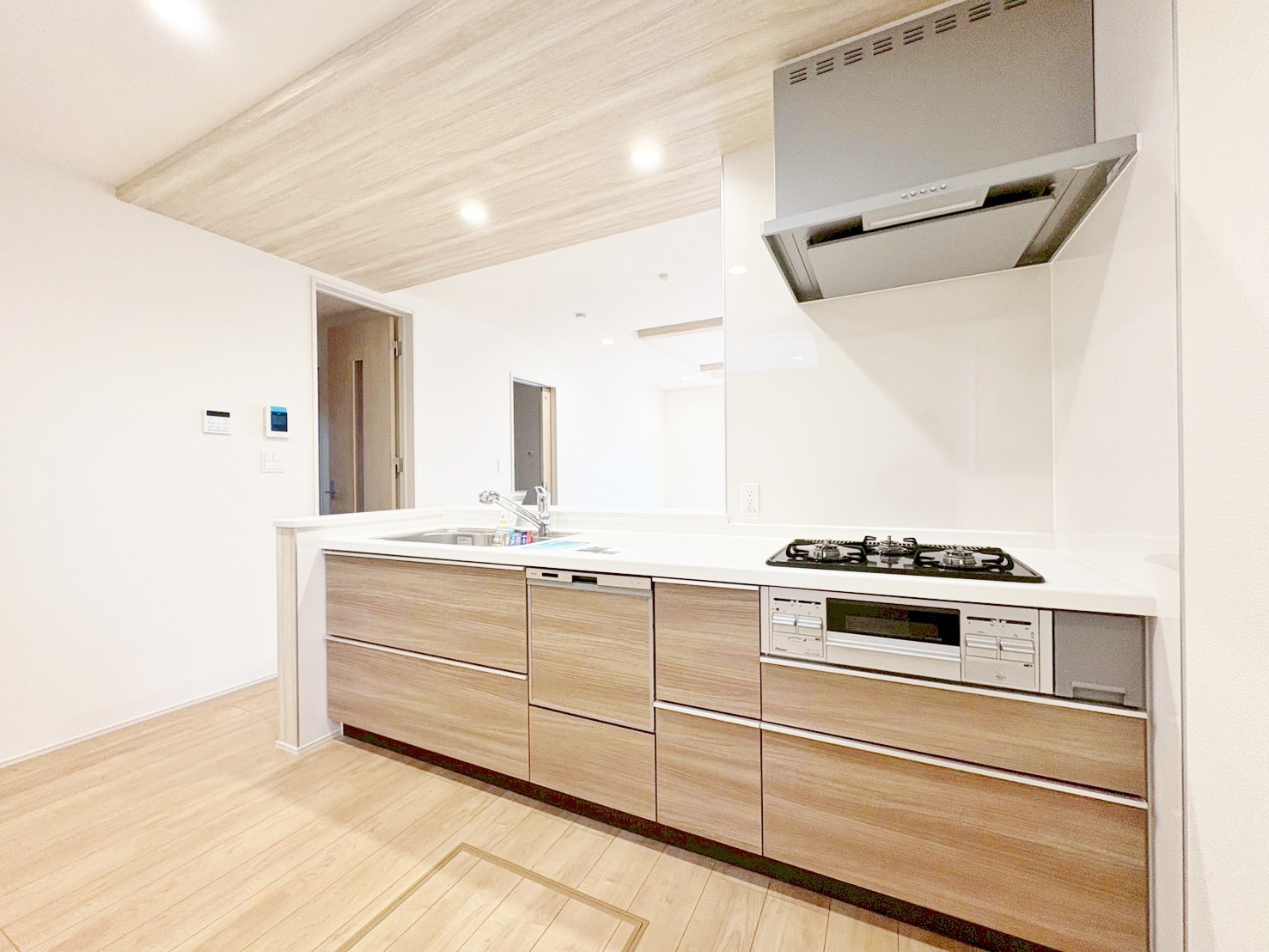 食洗機付きのシステムキッチンは使いやすくお手入れもラクラク。