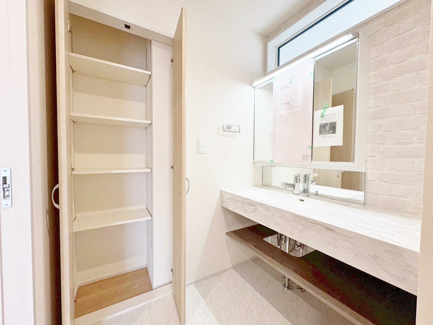 洗面品のストックやタオルなどを収納するのに便利なスペースを設けております。