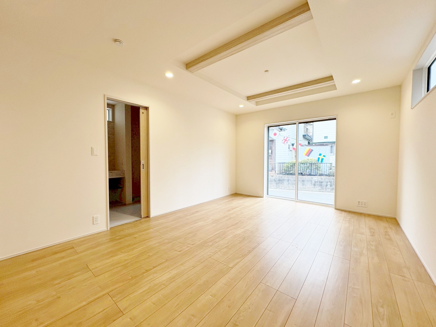 室内には豊かな陽光が注ぎ込み、爽やかな住空間を演出。