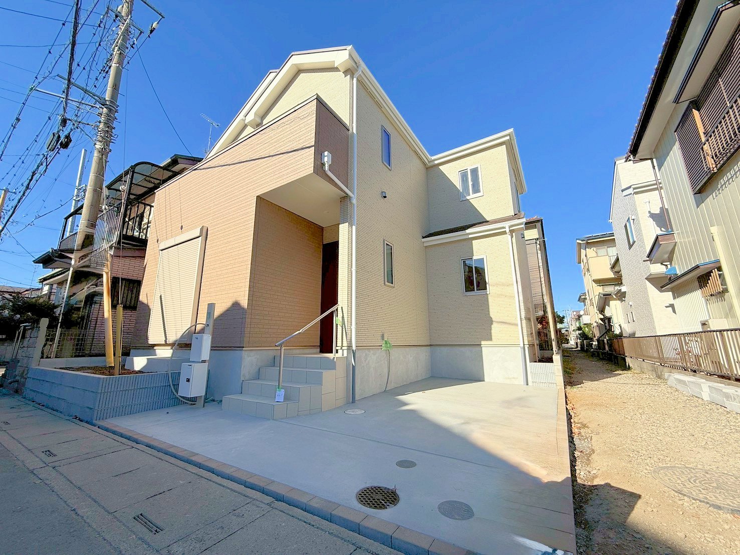 南公道に面しており陽当たり良好なお住まいです。