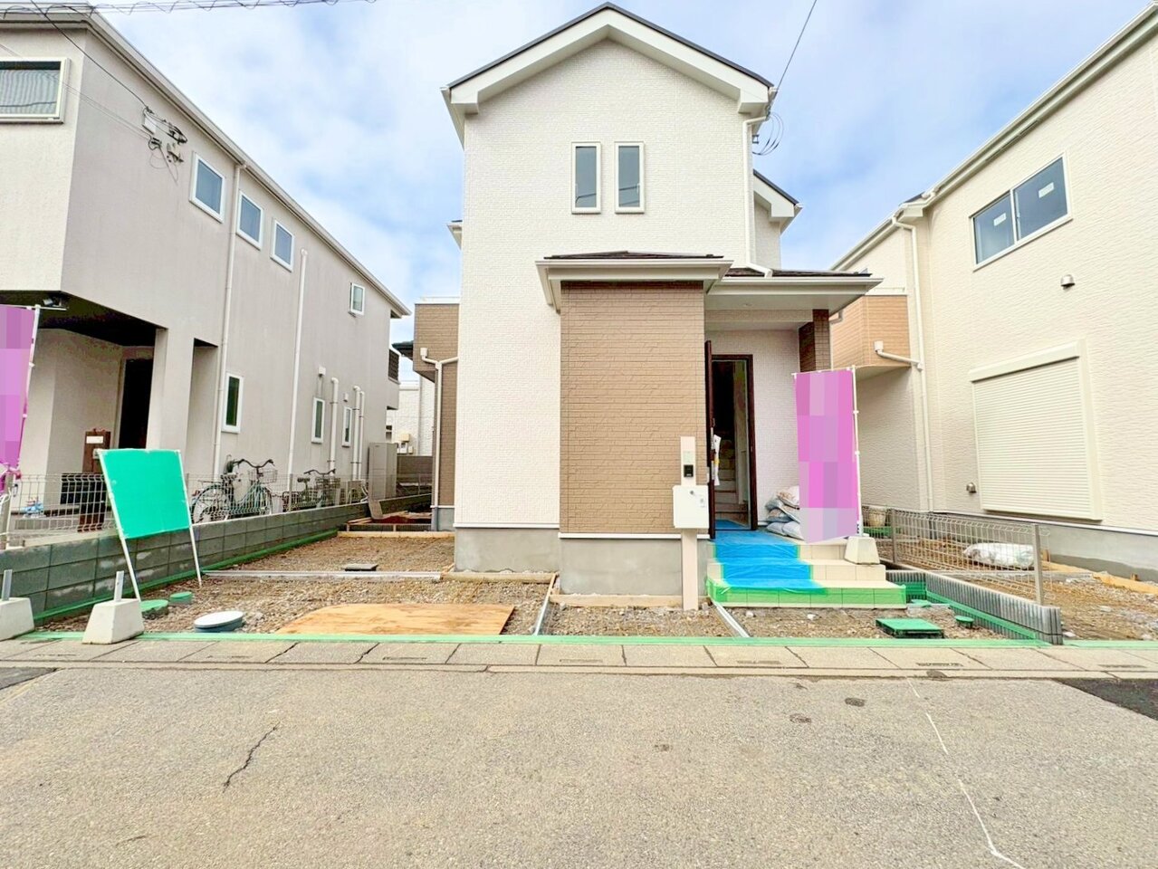 【２号棟】せんげん台駅まで徒歩8分の立地。洗練されたデザインの外観が街並みに彩りを演出します。