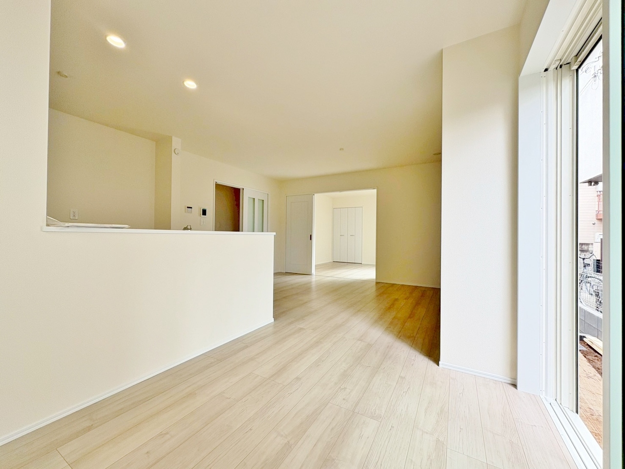 室内には豊かな陽光が注ぎ込み、爽やかな住空間を演出。