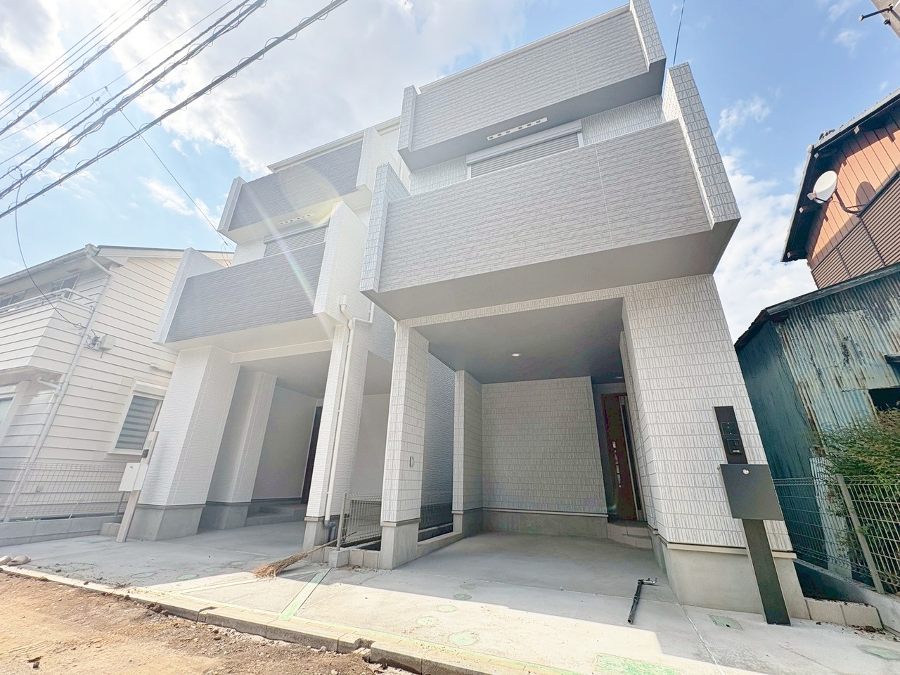 右が当物件。上尾駅まで徒歩6分、南東道路に面しており、陽当り良好です。