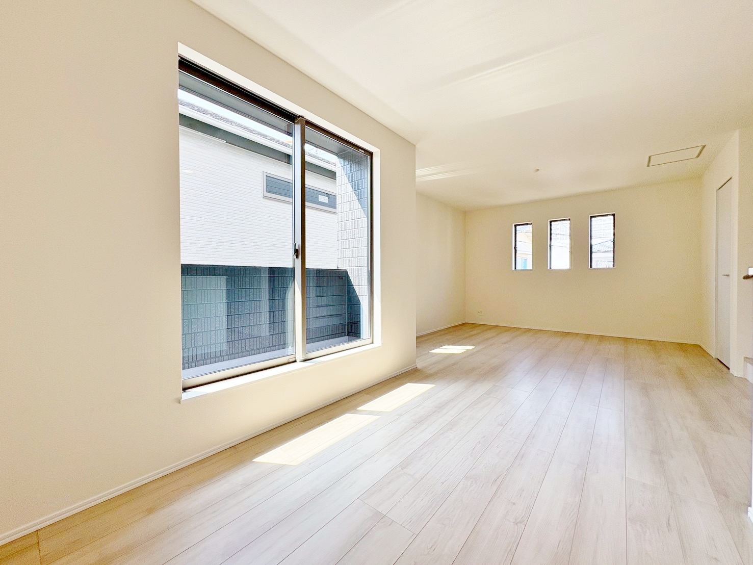 室内には豊かな陽光が注ぎ込み、爽やかな住空間を演出。
