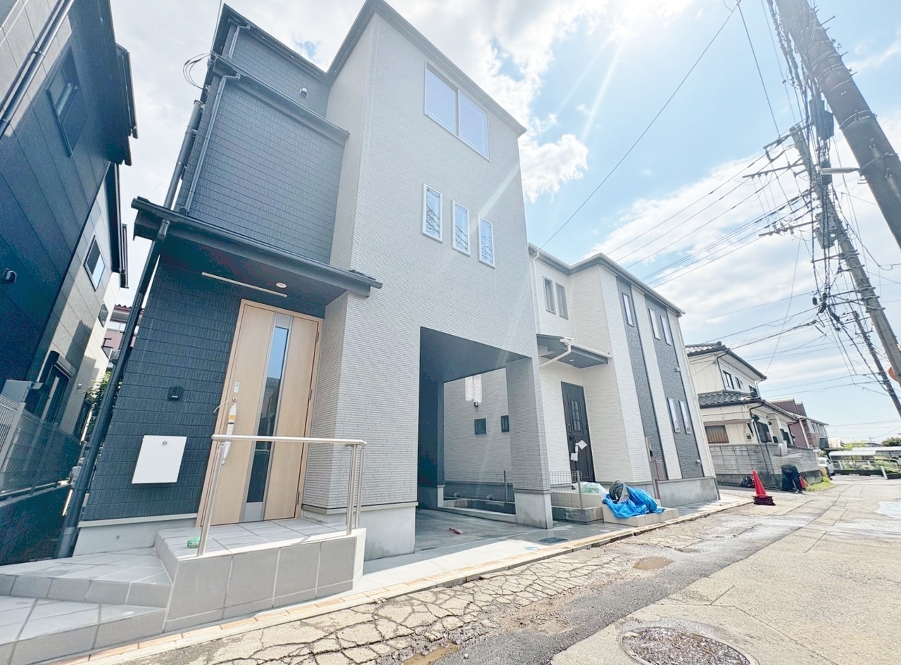 左が当物件。上尾駅徒歩6分、スーパーが徒歩圏内にあり便利です。