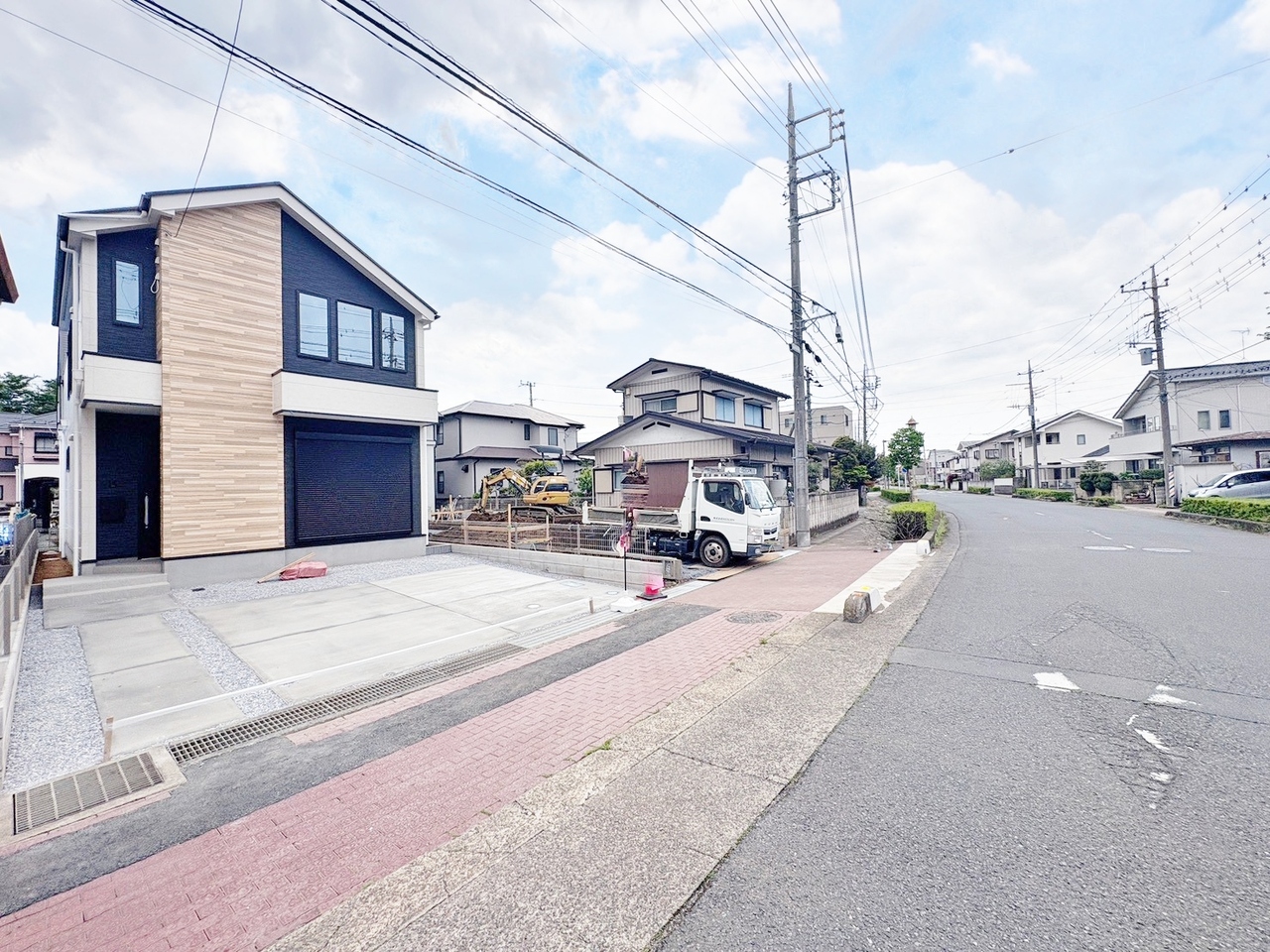 リビングの吹き抜けは明るく広がりのある空間を創出。