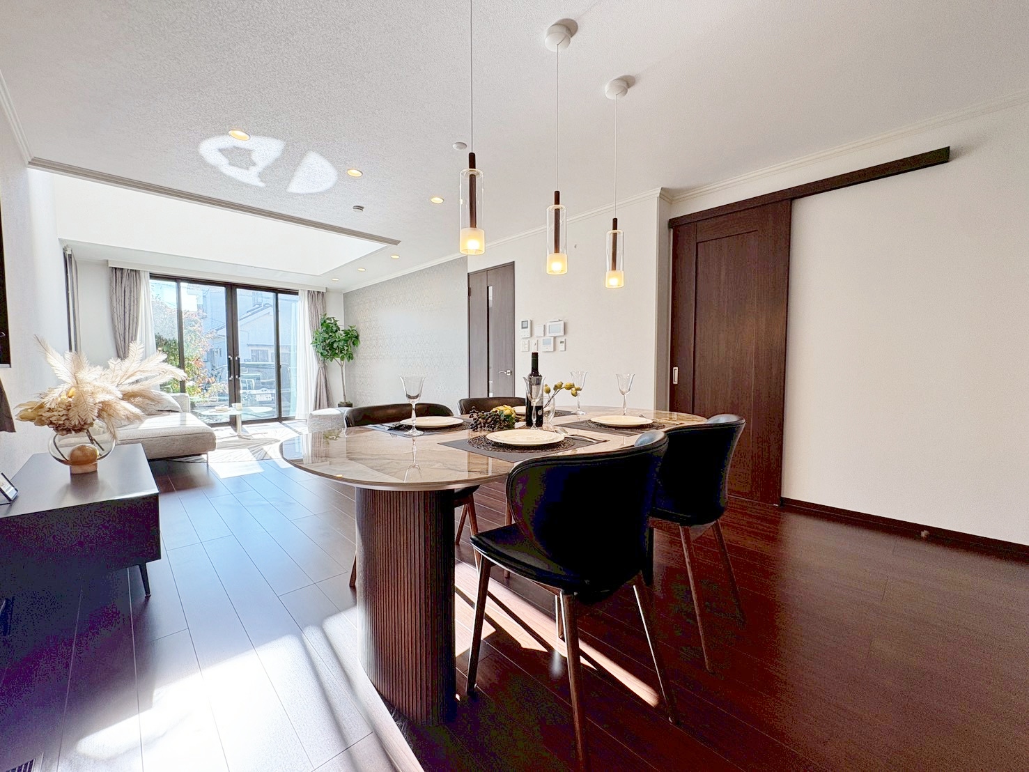 1日中爽やかな自然光が差し込み明るい住まい。