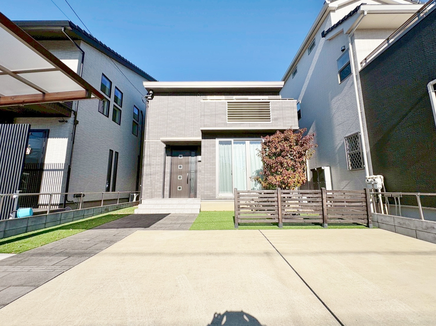 2021年6月築の軽量鉄骨造。ゆとりの敷地52坪超。