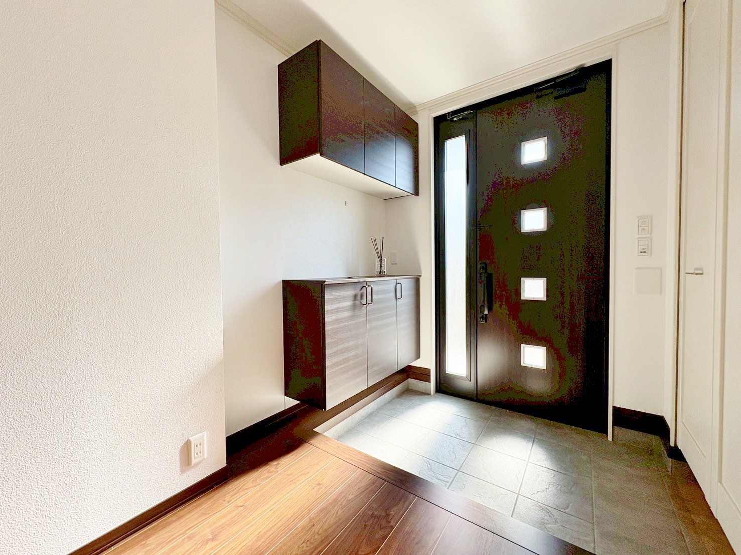 お花や写真を飾ってゲストをお出迎えするのも素敵です。