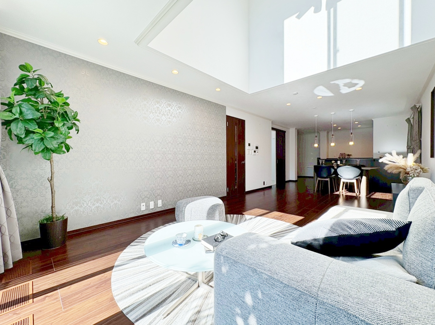 LDK広々26帖超。わが家を訪れる誰もが、ここでは声が一段と弾む。