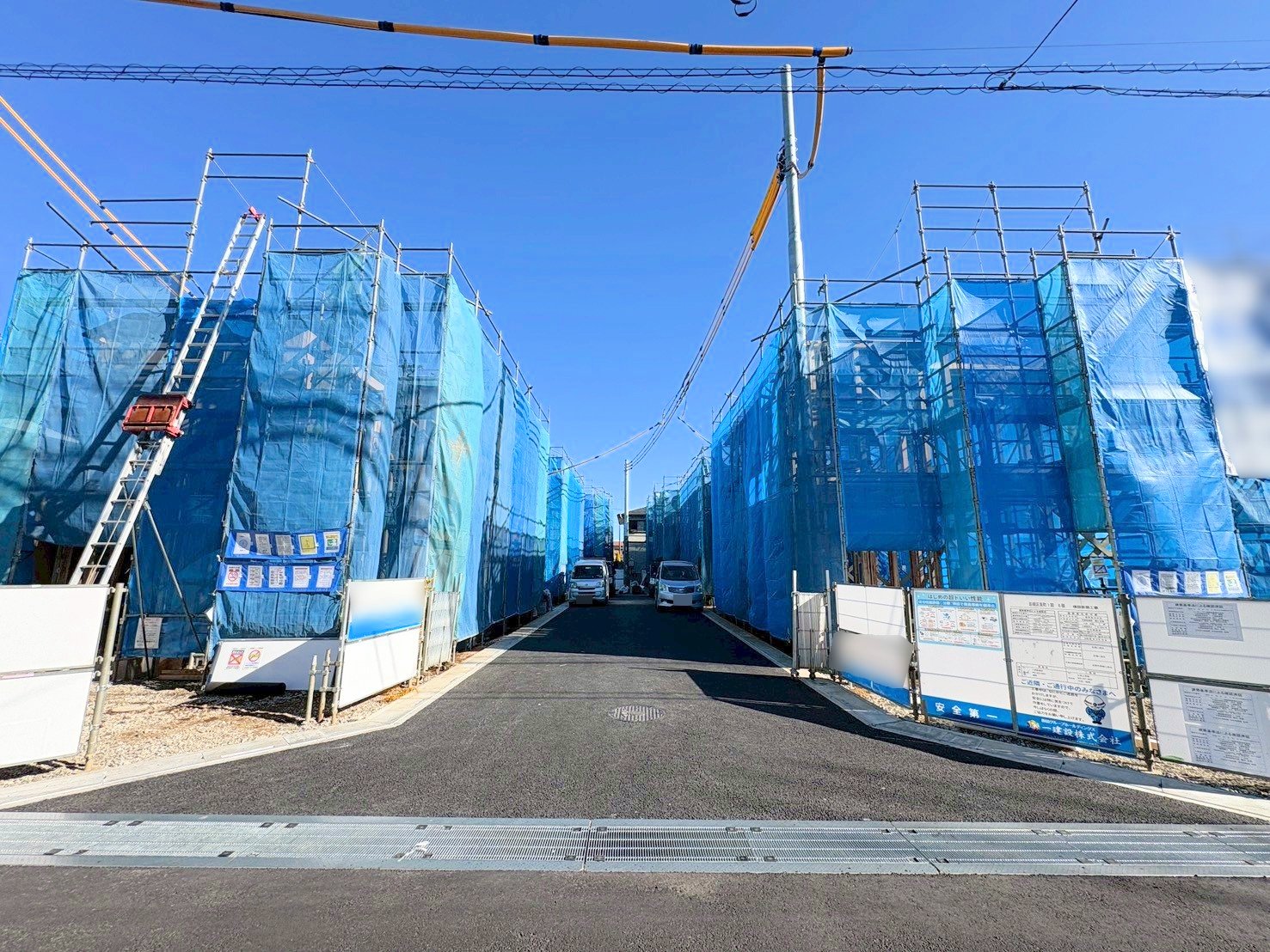 左側手前が当物件。岩槻駅徒歩14分の立地。(令和8年1月 撮影)