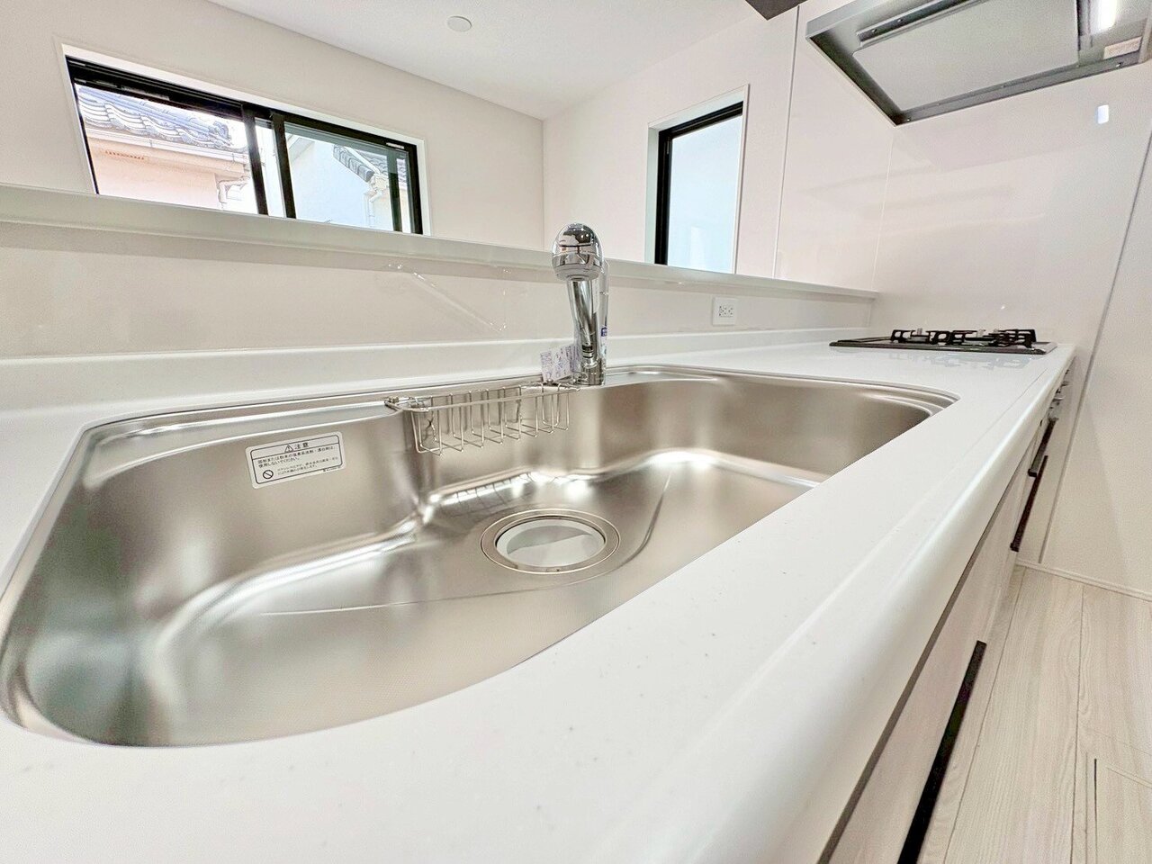 広々シンクでお鍋もフライパンもラクラク洗浄。