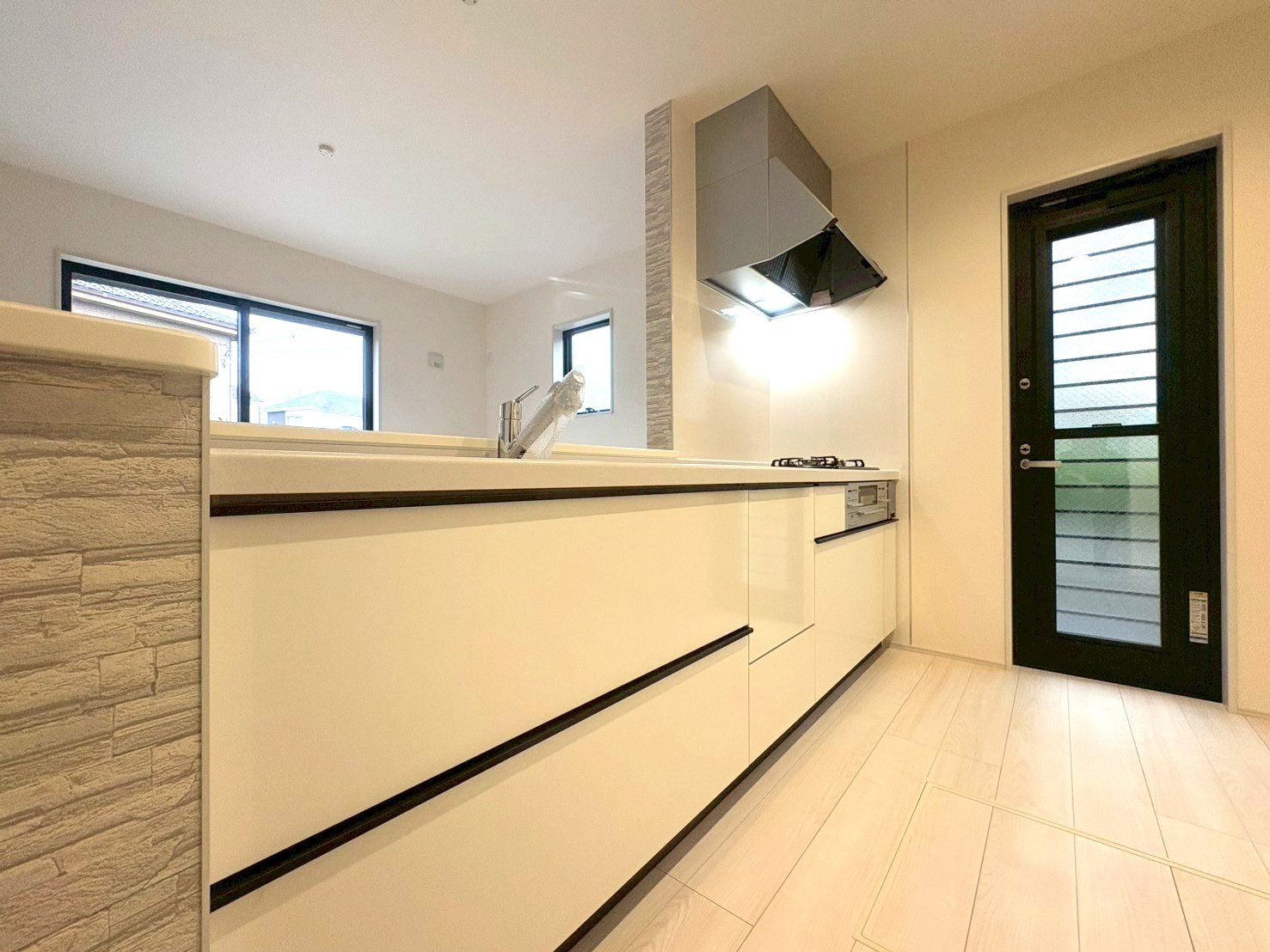 ゴミ出しなどに便利な勝手口付きのキッチンです。