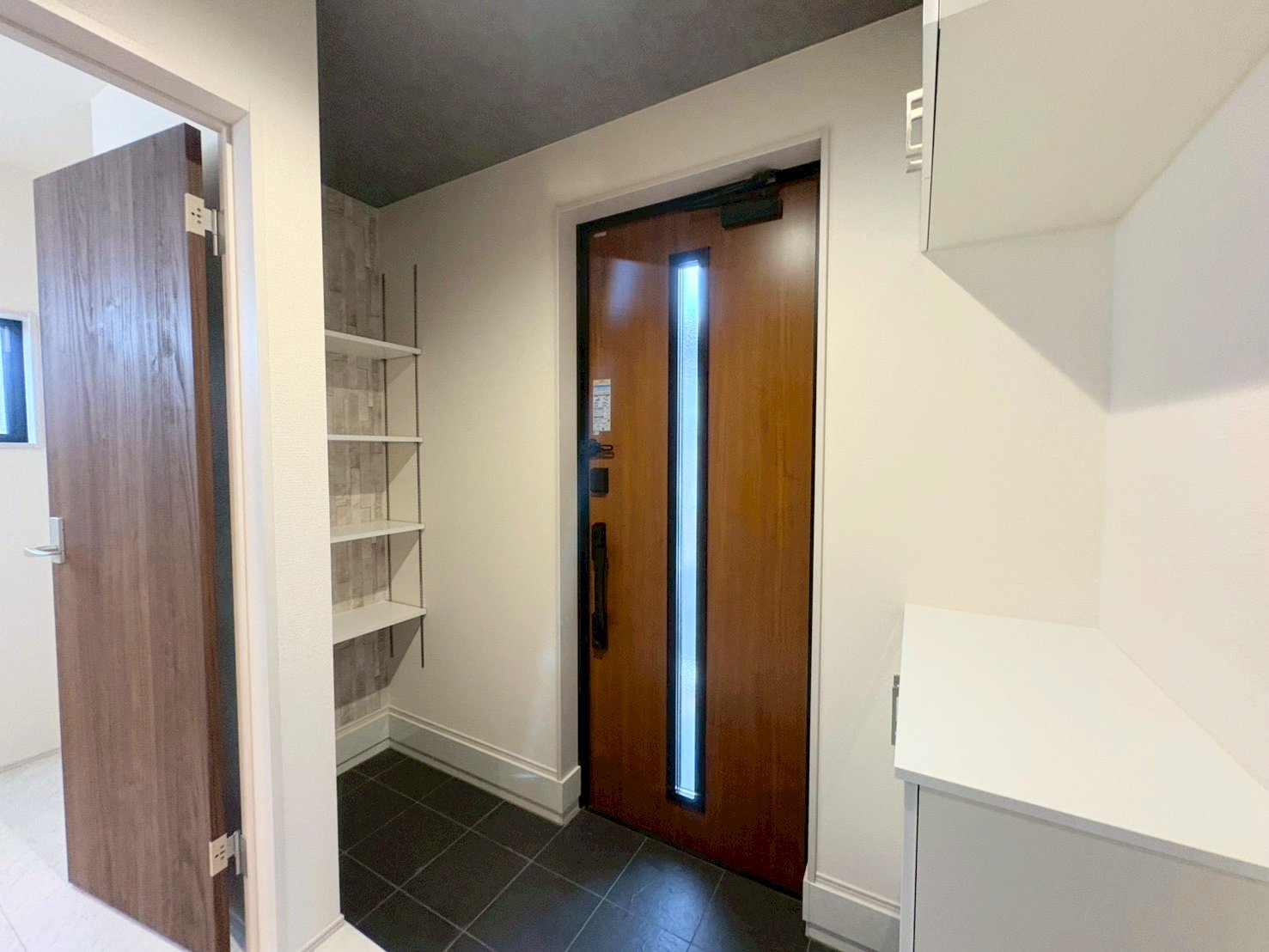 家の顔とも言われる家族や友人を迎える玄関口。