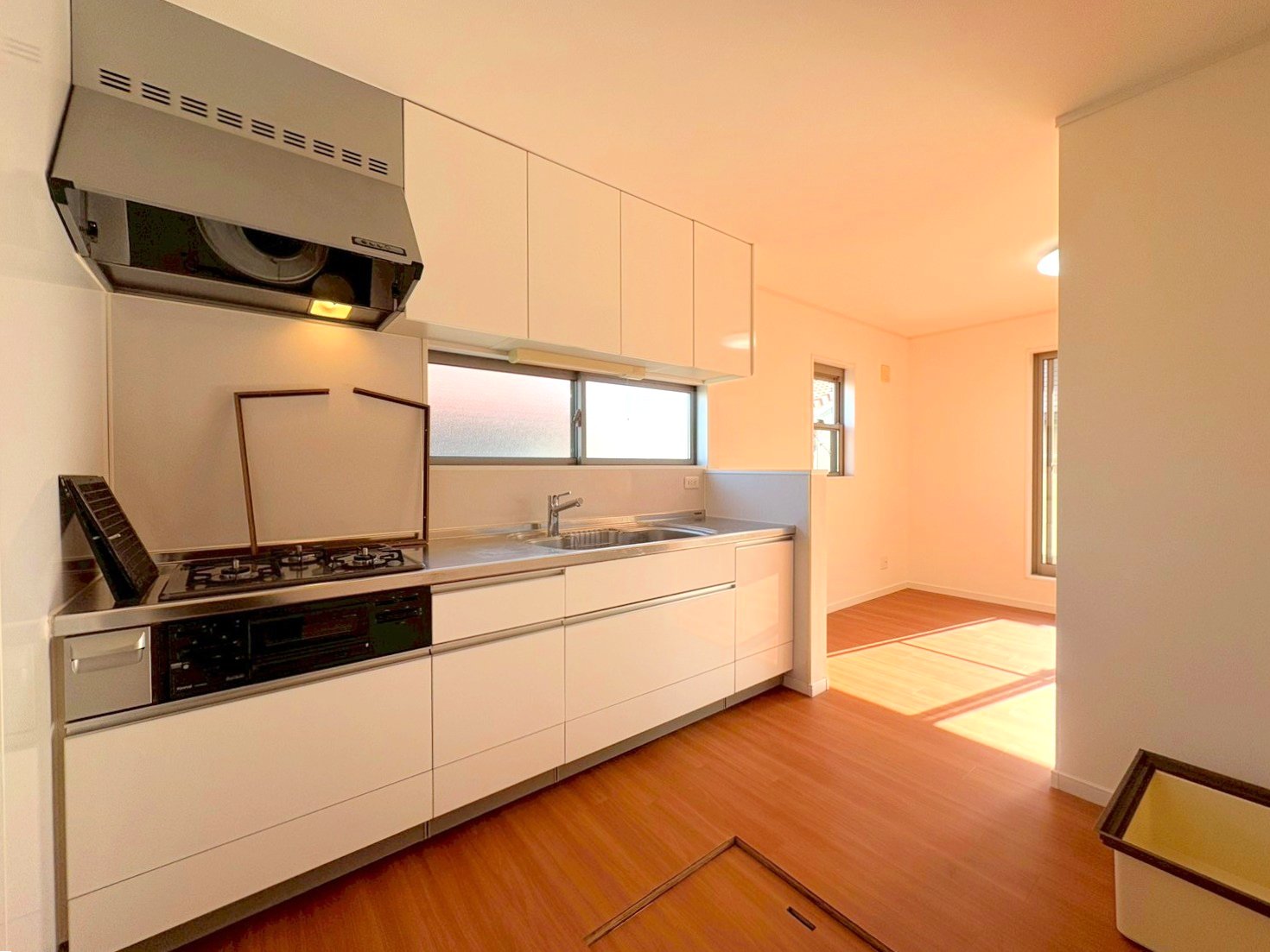 ホワイトを基調にした清潔感のあるキッチン。