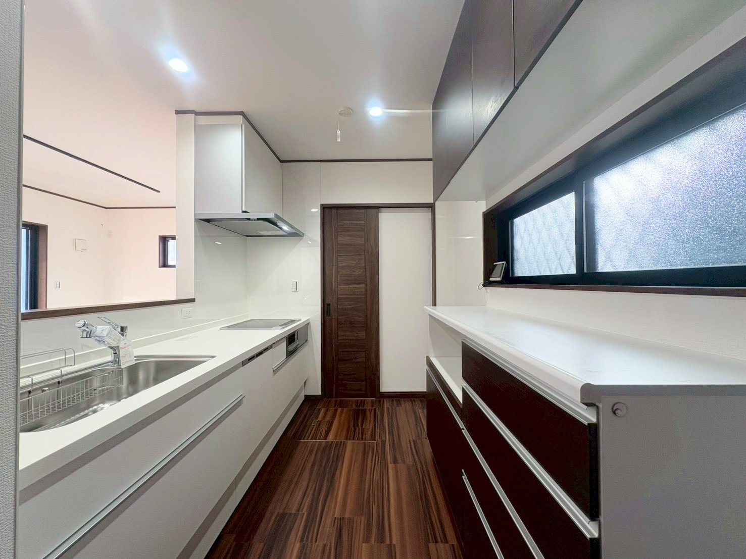 玄関ホールからも行き来できるキッチンです。買い物後の動線もスムーズ。