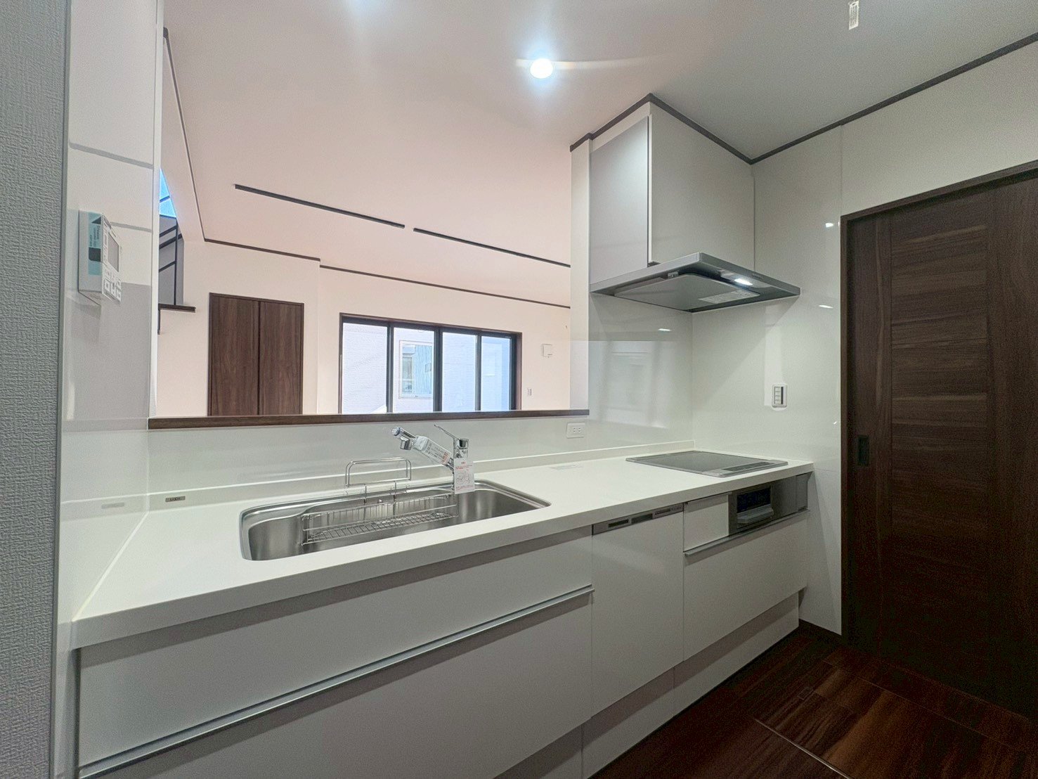 ホワイトを基調にした清潔感のあるキッチン。