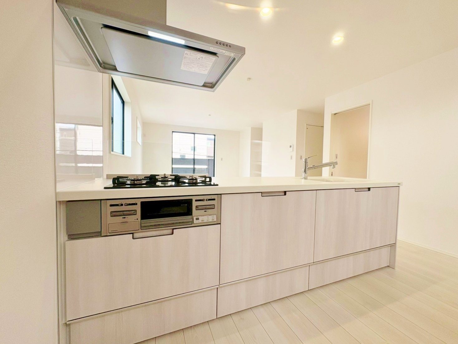 収納も多く大きな鍋やフライパン、調味料などスッキリ片付きます。