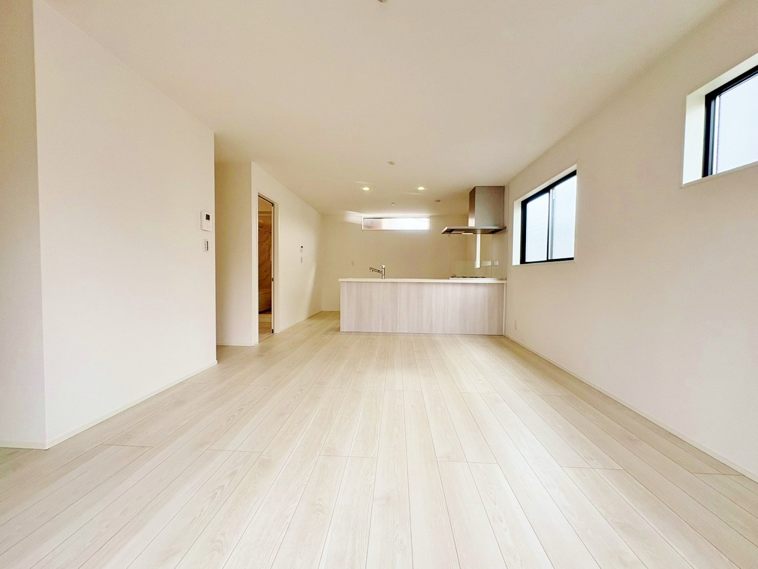 開放的なリビングは心地よい光と風に満ち溢れ家族が自然と集まる場所へ。