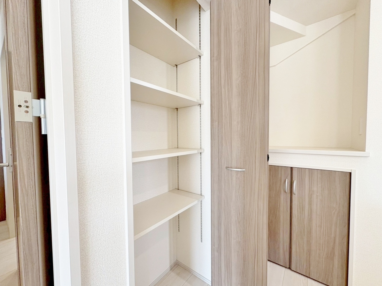 可動棚付きで便利に使えます。