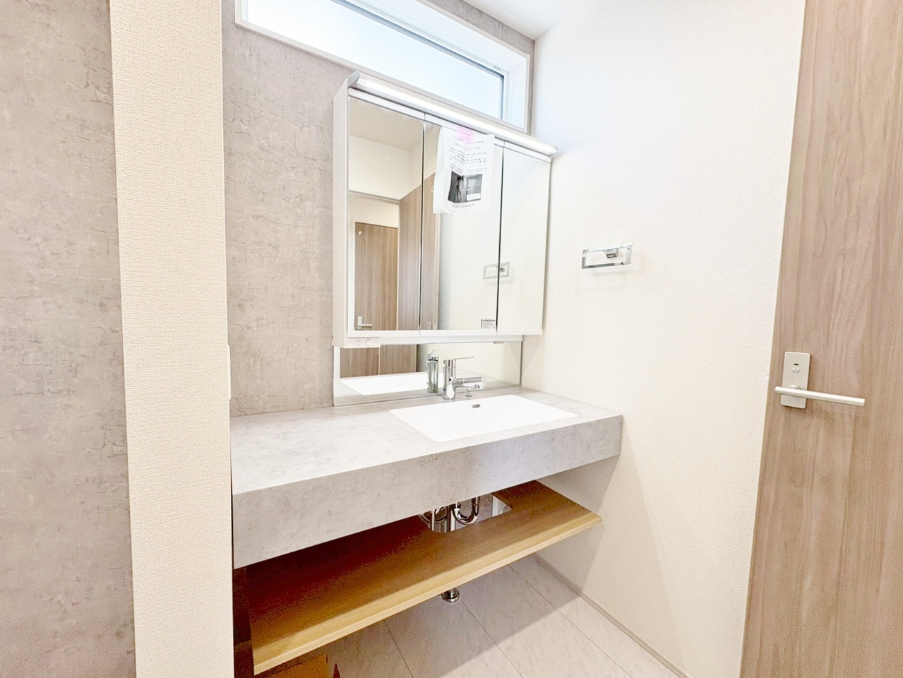 大きな鏡が印象的な洗面台です。