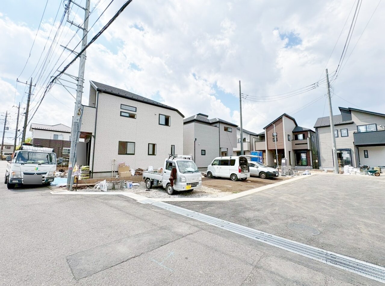 左側が当物件。東浦和駅、東川口駅の2駅利用可能の立地です。(令和8年4月 撮影)