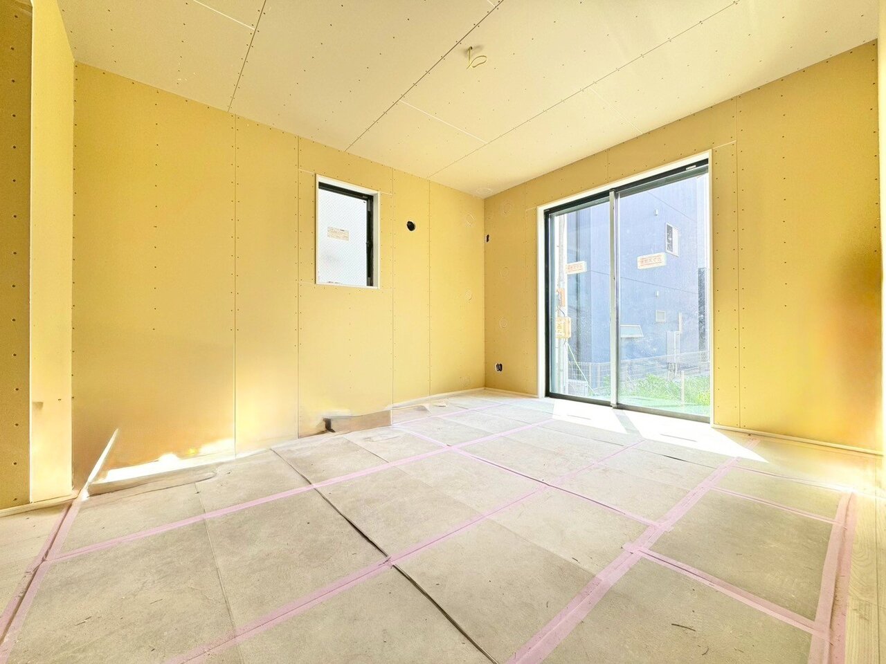 室内には豊かな陽光が注ぎ込み、爽やかな住空間を演出。(令和8年4月 撮影)