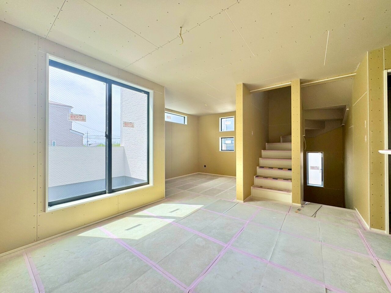 コミュニケーション動線に配慮したリビングイン階段を採用。(令和8年4月 撮影)