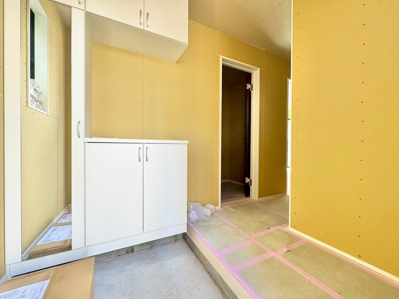 鏡が設置されているので、お洋服に合わせて靴もコーディネートしやすくなります。(令和8年4月 撮影)