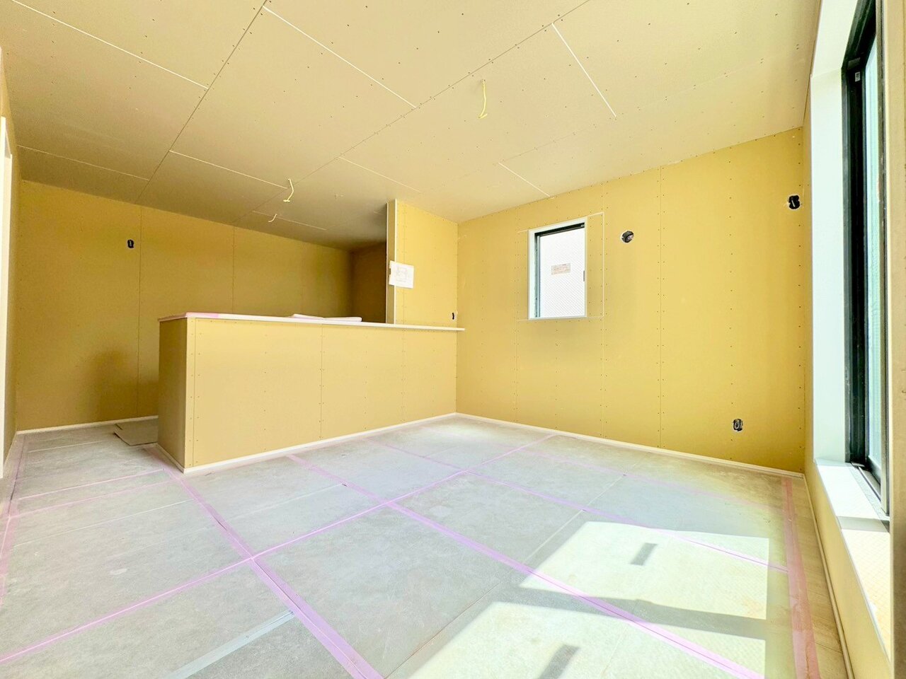 開放的なリビングでのびのびとした暮らしの実現へ。(令和8年4月 撮影)