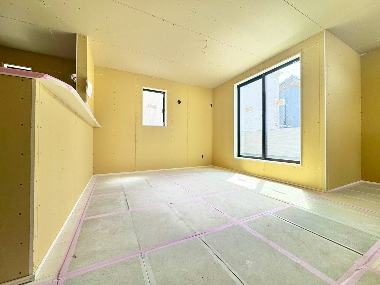 素敵なリビングでご家族の一家団欒を心ゆくまでお楽しみください。(令和8年4月 撮影)