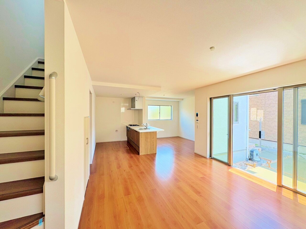 リビング階段は慌しい朝でもコミュニケーションを育みます。