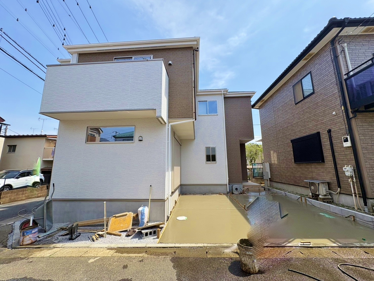 スーパーやコンビニなどが徒歩5分圏内にあり、買い物に便利な住環境です。(令和8年4月 撮影)