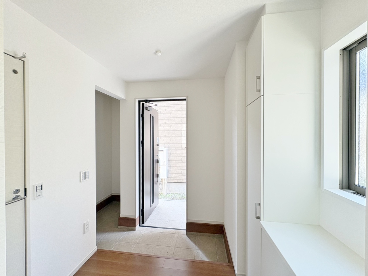 明るくコントラストのある開放感と清潔感を兼ね備えた玄関。