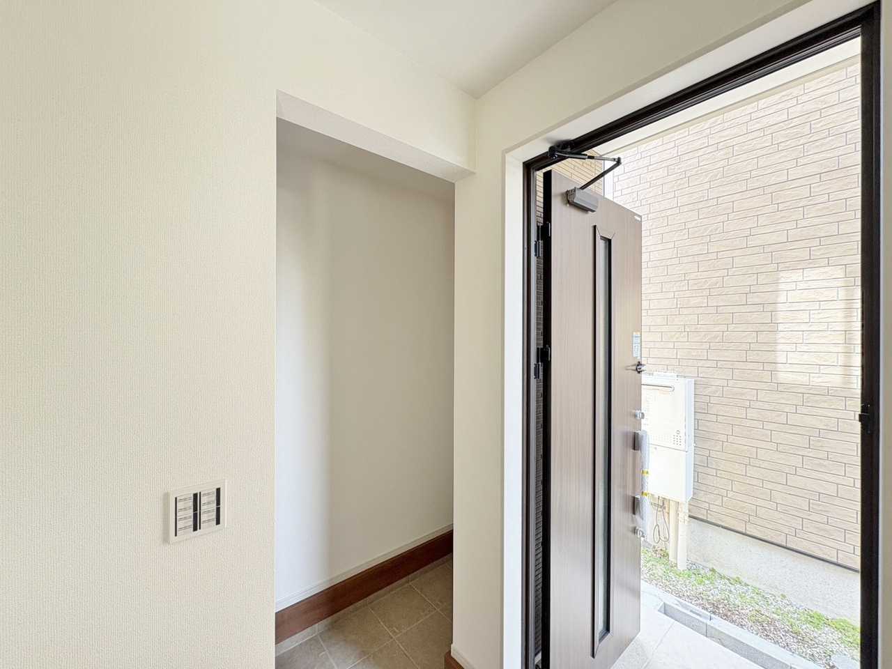 玄関回りには靴以外にも置きたい物はたくさんありますよね。