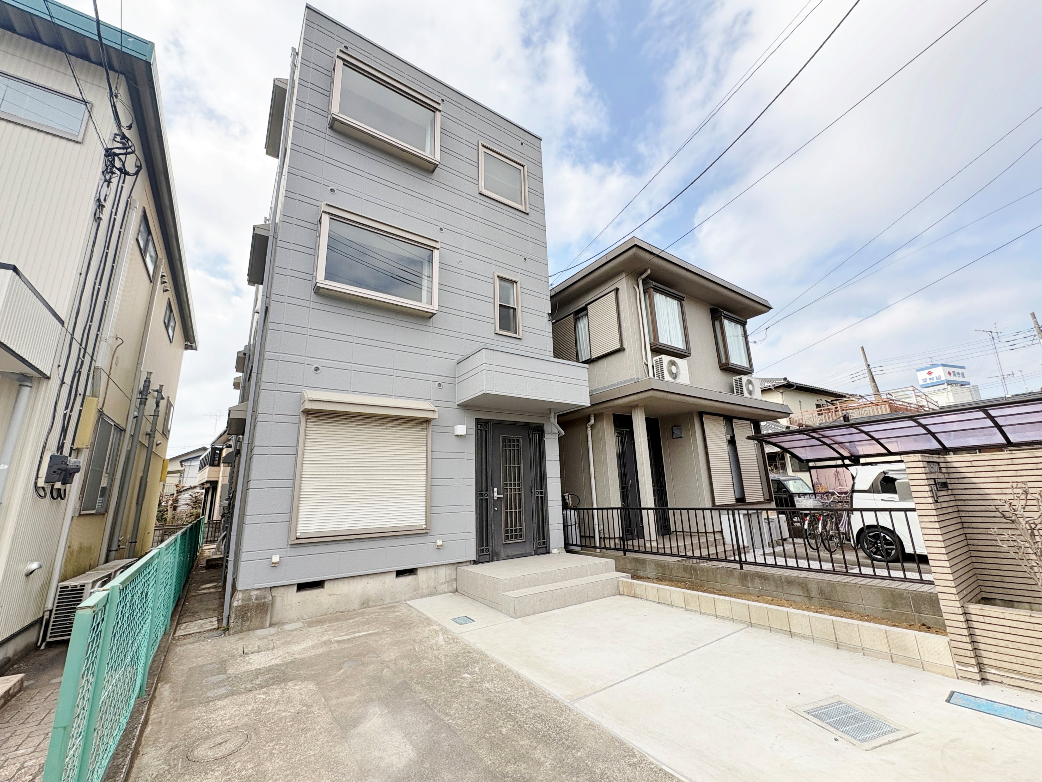 大和田駅まで徒歩2分の立地。南西側通路の為、陽当たり通風良好です。