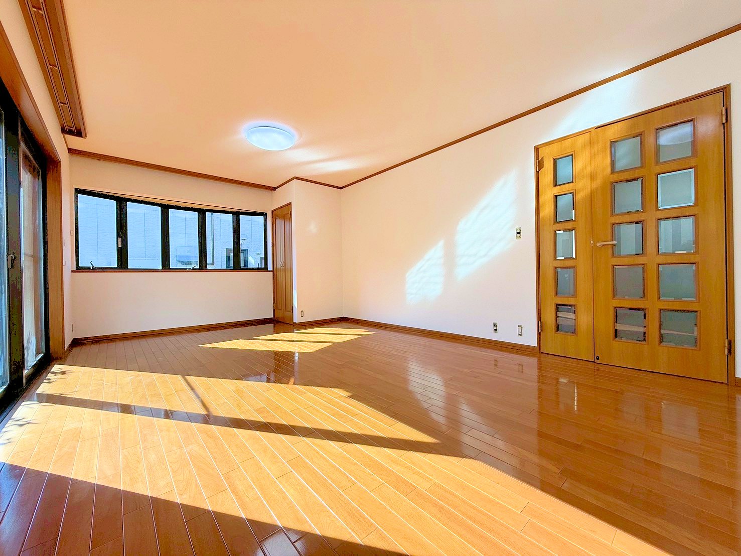 室内には豊かな陽光が注ぎ込み、爽やかな住空間を演出。