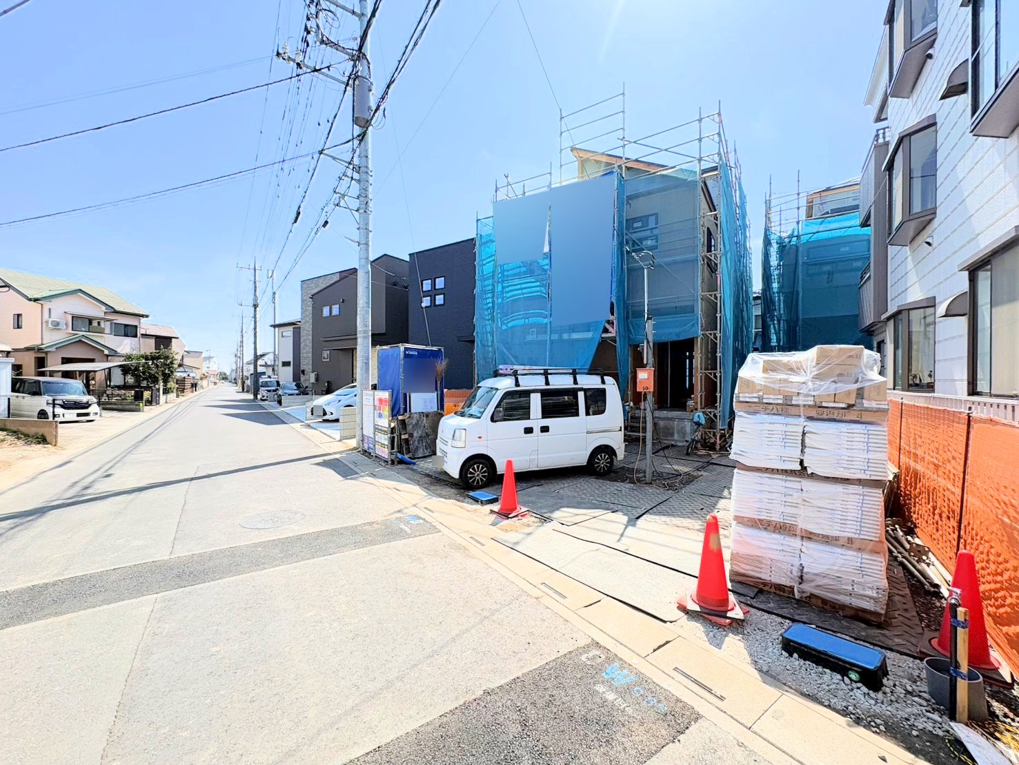 6m公道に面したカースペースに2台駐車可能です。(令和8年3月 撮影)