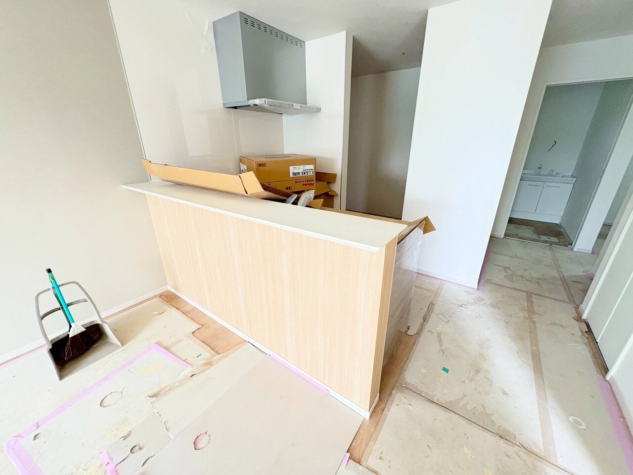 ダイニングとつながるキッチンからは部屋中が見渡せます。(令和8年6月 撮影)