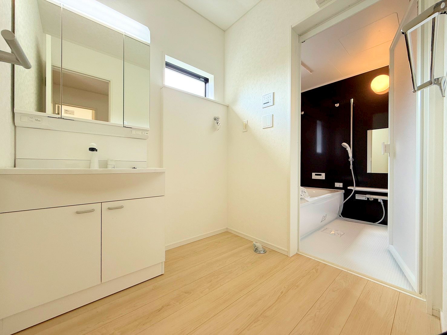 散らかりがちな小物をすっきりと収納できる洗面台。