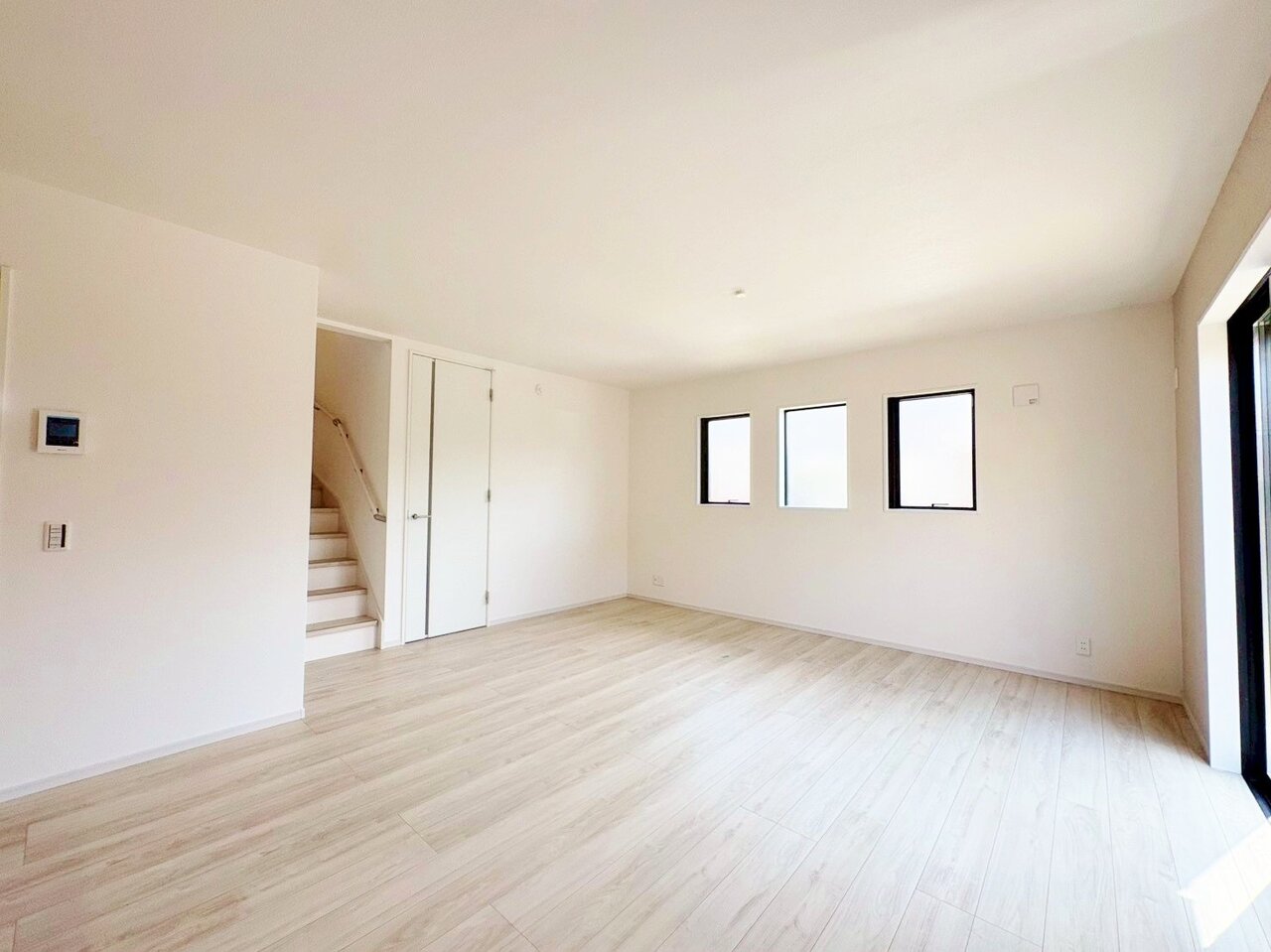 家族が集まるリビング。明るく、開放的な空間となっております。