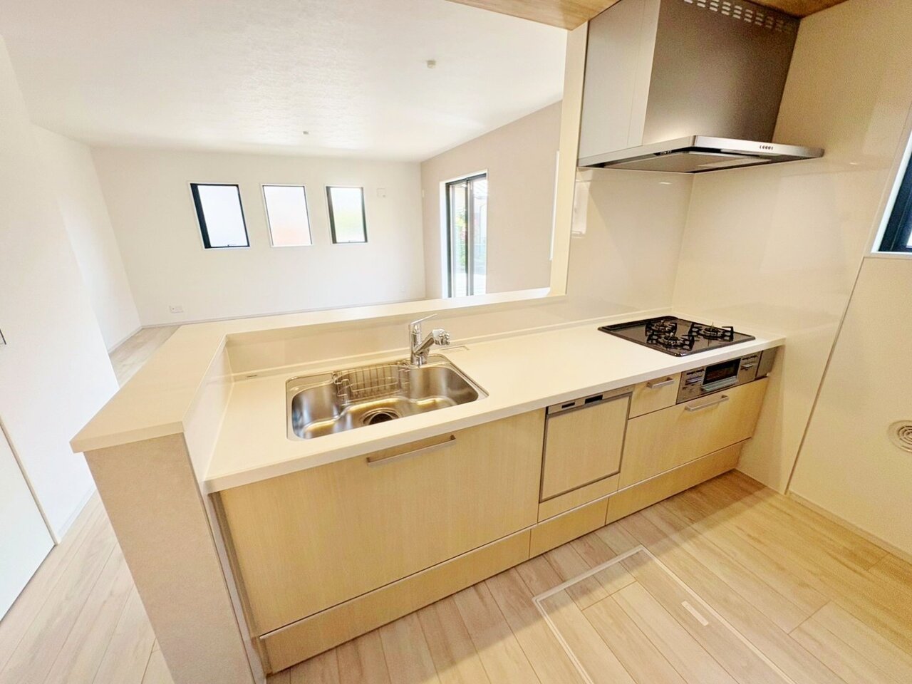 キッチンからリビングまでたっぷりと光が注ぎ、明るく気持ちの良い空間を実現。