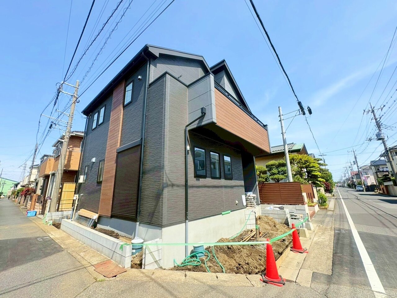 越谷駅まで徒歩15分、新越谷駅・南越谷駅まで徒歩19分の立地。陽光あふれる角地に佇む優雅な邸宅。(令和8年4月 撮影)