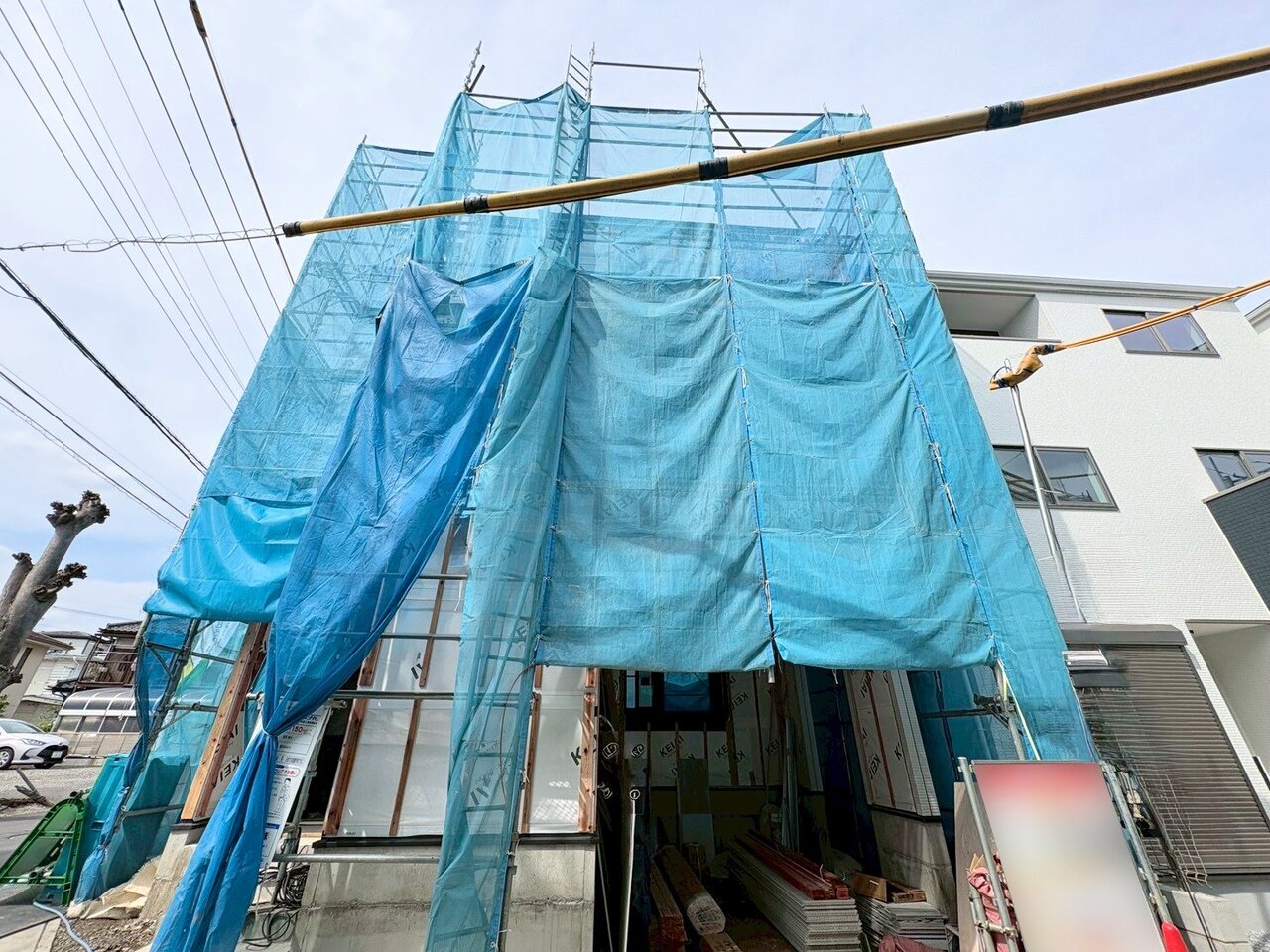 雨や風、雪などから車を守ってくれるビルトインガレージを採用。(令和8年4月 撮影)