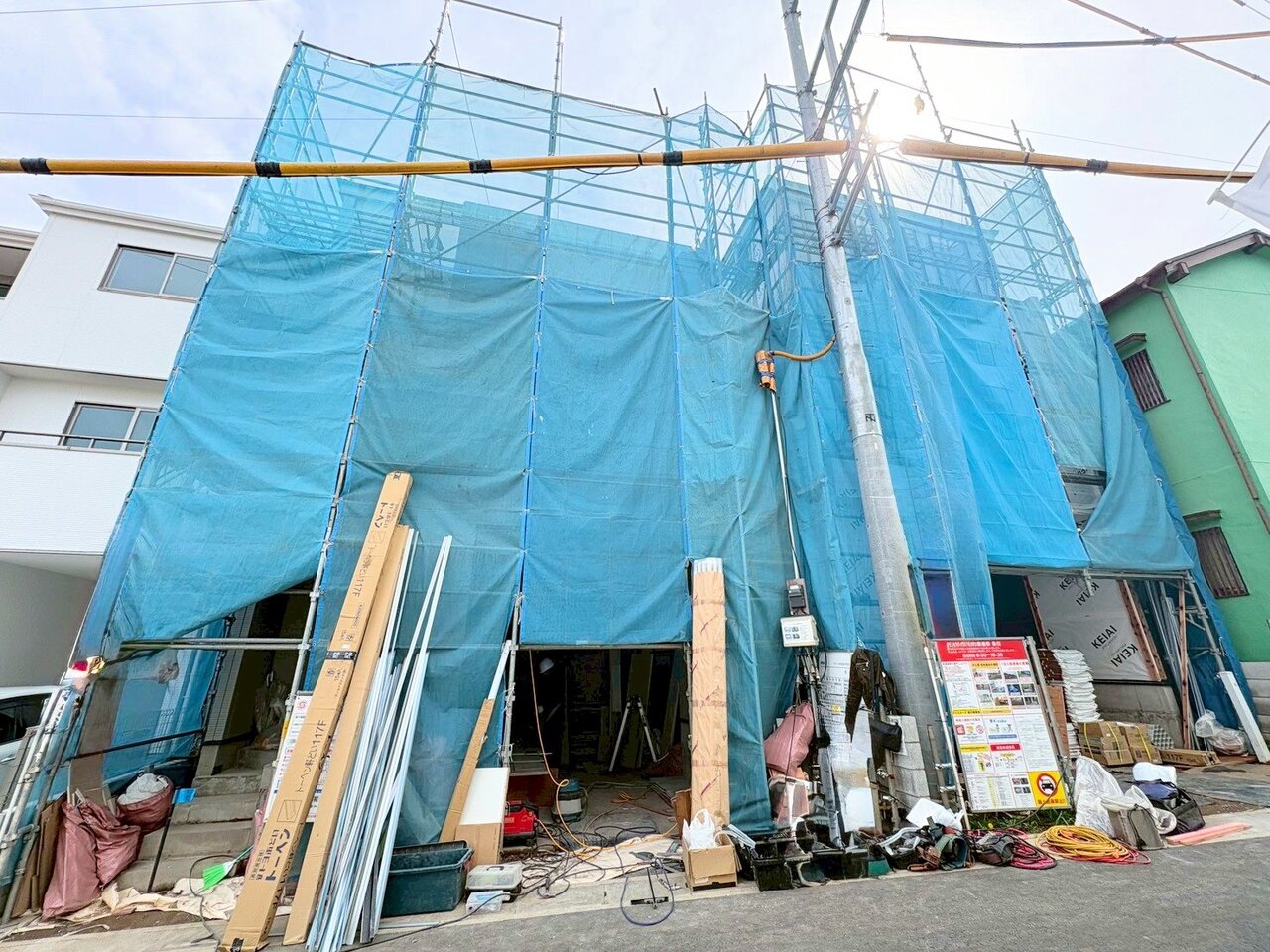 左側が当物件。吹抜から豊かな光が差し込むリビング空間。たっぷり収納できるパントリー付き。(令和8年4月 撮影)