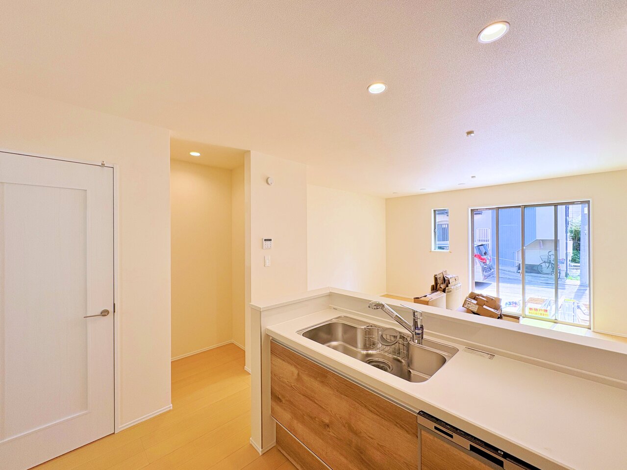 食品や生活用品などを一カ所にまとめて集中収納できるパントリー付き。