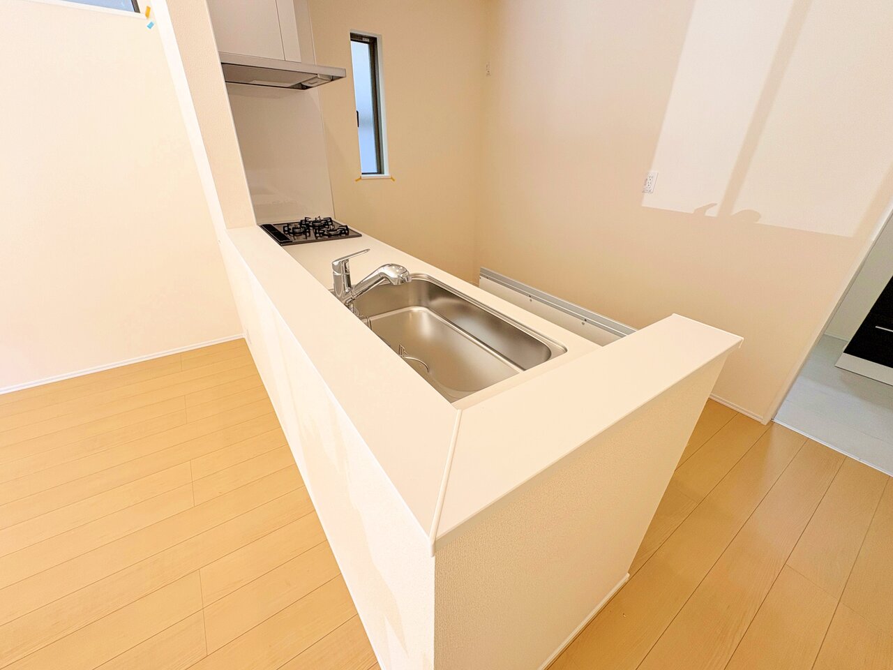 ダイニングとつながるキッチンからは部屋中が見渡せます。