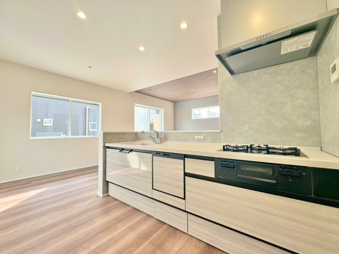 自然光が入る明るいキッチンは、作業スペースも広くとっています。